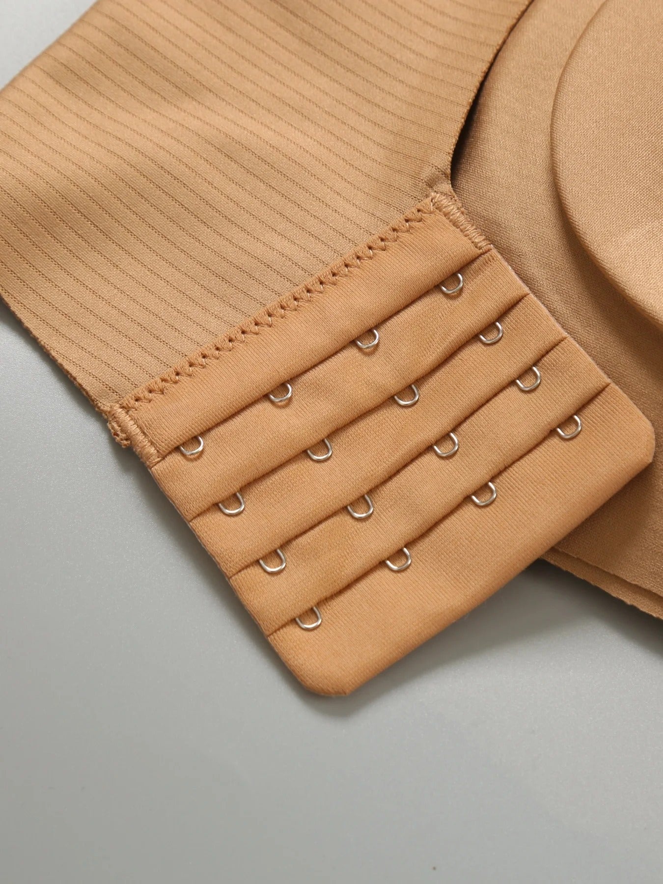 OFFRE 4x1 – Lot de 4 soutiens-gorge SECONDE PEAU – confort absolu, sans armatures ni coutures, avec un maintien naturel